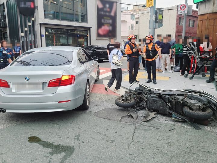 [부산=뉴시스] 20일 오후 부산 연제구의 한 교차로에서 4중 충돌사고가 발생해 2명이 경상을 입었다. (사진=부산경찰청 제공) 2024.06.20. photo@newsis.com *재판매 및 DB 금지