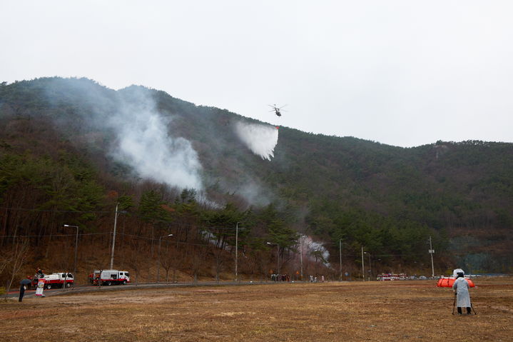 [통영=뉴시스] 신정철 기자= 경남 통영시(시장 천영기)가 경상남도 주관 ‘산불 예방·대응 시군 평가’에서 20022년부터 3년 연속 우수기관으로 선정됐다.사진은 산불진화 훈련 모습.(사진=통영시 제공).2024.06.20. photo@newsis.com *재판매 및 DB 금지