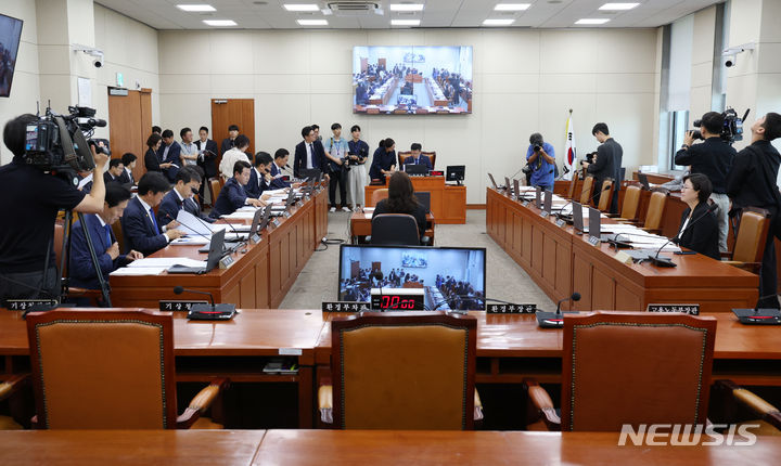 [서울=뉴시스] 고승민 기자 = 안호영 국회 환경노동위원장이 20일 서울 여의도 국회에서 열린 제2차 환노위 전체회의를 주재하고 있다.  이날 회의에는 한화진 환경부 장관과 이정식 고용노동부 장관, 국민의힘 의원들이 불참했다. 2024.06.20. kkssmm99@newsis.com