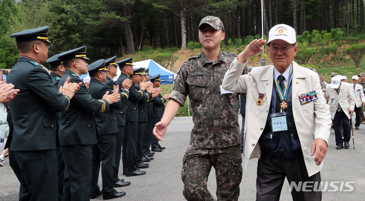 [세종=뉴시스] 강종민 기자 = 세종시 육군 32사단에서 20일 열린 참전용사 초청행사에서 참전용사들이 행사장에 입장하며 경례하고 있다. 2024.06.20. ppkjm@newsis.com