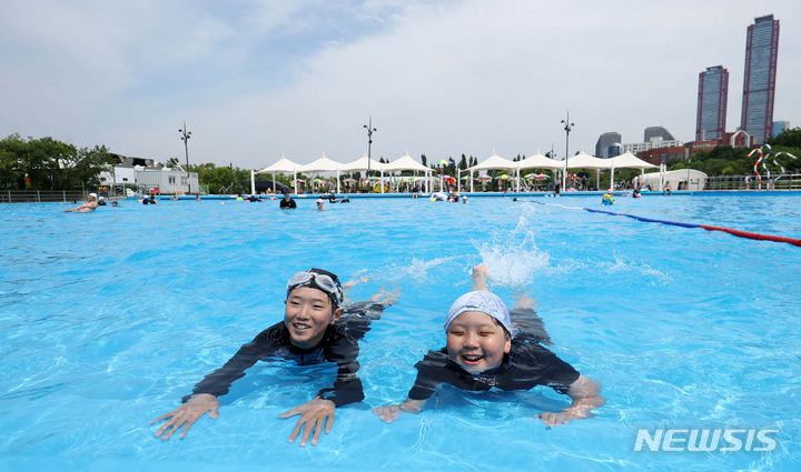 [서울=뉴시스] 김선웅 기자 = 일년 중 낮이 가장 긴 절기 '하지(夏至)'를 하루 앞두고 서울 최고기온이 35도를 기록한 20일 서울 여의도 한강공원 수영장에서 어린이들이 물놀이를 즐기며 더위를 식히고 있다. 서울시는 여름철을 맞아 오늘부터 8월 18일까지 60일간 뚝섬·여의도·잠원한강공원 수영장과 잠실·양화·난지한강공원 물놀이장을 휴무없이 운영한다고 전했다. 운영시간은 매일 오전 9시부터 오후 6시까지다. 2024.06.20. mangusta@newsis.com