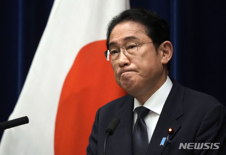[도쿄=AP/뉴시스]기시다 후미오 일본 총리가 지난달 21일 도쿄 총리 관저에서 기자회견을 가지고 있다. 2024.07.01.