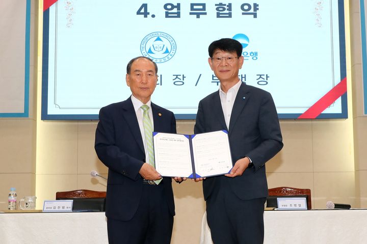 21일 서울 서초구 방배동 대한예수교장로회 백석총회 본부에서 조병열 우리은행 연금사업그룹장(오른쪽)과 김진범 대한예수교장로회 백석총회장이 퇴직연금 도입을 위한 업무협약을 체결하고 있다. (사진=우리은행 제공) *재판매 및 DB 금지