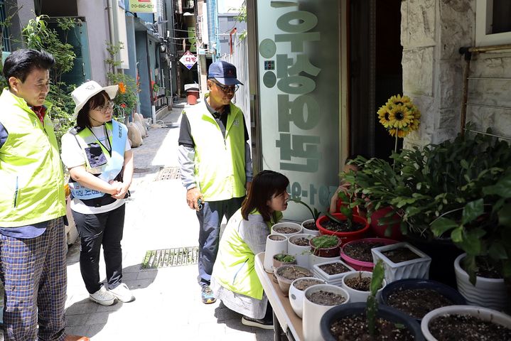 고한읍 숙박업소를 순찰하며 복지사각지대에 놓인 위기가구를 발굴중인 강원랜드 마음채움센터 직원들. *재판매 및 DB 금지