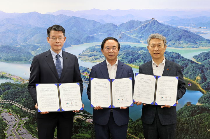 지난 20일 임실군에서 열린 군과 임실교육지원청 및 K-water섬진강댐지사의 섬진강댐 주변 미래세대 학생 교육지원 업무협약. 왼쪽부터 섬진강댐지사 김철한 지사장, 심민 임실군수, 남궁세창 임실교육장이 협약서에 서명 후 기념사진을 찍고 있다. *재판매 및 DB 금지