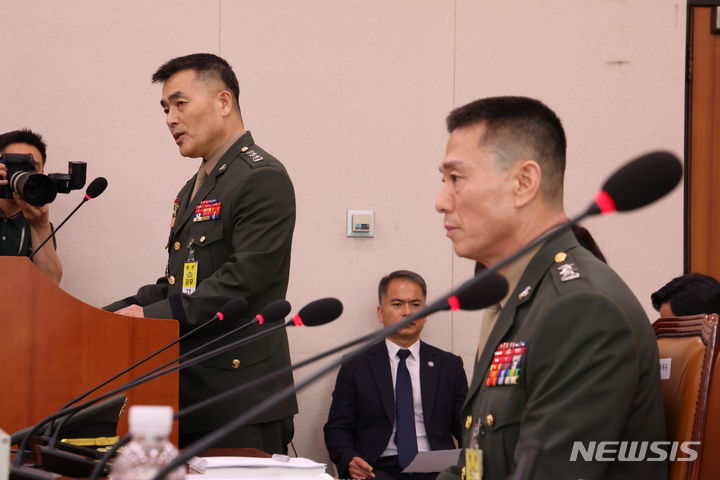 [서울=뉴시스] 고승민 기자 = 박정훈 전 해병대 수사단장이 21일 서울 여의도 국회에서 열린 제3차 법제사법위원회 전체회의, 순직 해병 수사 방해 및 사건 은폐 등의 진상규명을 위한 특별검사의 임명 등에 관한 법률안 관련 입법청문회에서 발언하고 있다. 2024.06.21. kkssmm99@newsis.com