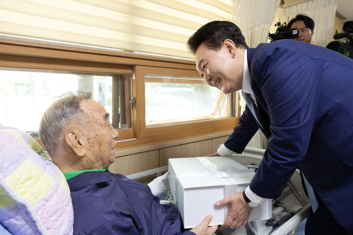 [서울=뉴시스] 최진석 기자 = 윤석열 대통령이 21일 경기 수원시 장안구 수원보훈요양원 내 요양동을 방문해 국가유공자 어르신에게 영웅의 제복을 수여하며 국가에 대한 헌신에 감사를 표하고 있다. (사진=대통령실 제공) 2024.06.21. photo@newsis.com *재판매 및 DB 금지