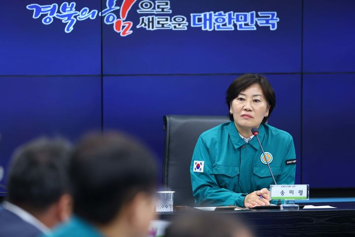 [서울=뉴시스] 송미령 농식품부 장관이 21일 경상북도청 가축방역상황실을 방문해 아프리카돼지열병 방역 추진 상황을 점검하고 있다. (사진=농림축산식품부 제공) 2024.06.21. photo@newsis.com *재판매 및 DB 금지