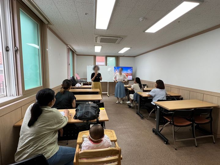 [고성(경남)=뉴시스] 신정철 기자= 경남 고성군 가족센터(센터장 황순옥)는 결혼이민자 역량강화지원 사업으로 ‘국적 취득반’을 추가 개설·운영하고 있다고 22일 밝혔다.사진은 지난 20일 ‘국적 취득반’ 강의 모습.(사진=고성군제공).2024.06.22. photo@newsis.com *재판매 및 DB 금지