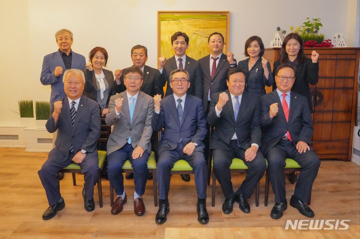 [서울=뉴시스] 미국 뉴욕을 방문 중인 조태열 외교부 장관은 21일(현지시각) 뉴욕·뉴저지 동포 만찬 간담회를 가졌다. (사진= 외교부 제공)