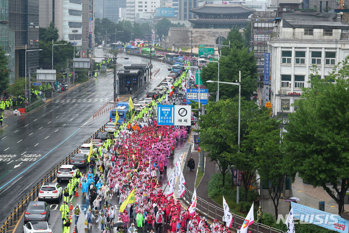 [서울=뉴시스] 전신 기자 = 22일 서울 세종대로에서 열린 전국 노동자 대회에서 전국학교비정규직노동조합 등 민주노총 조합원들이 집회를 마친 뒤 대통령실 청사 방향으로 행진하고 있다. 2024.06.22. photo1006@newsis.com