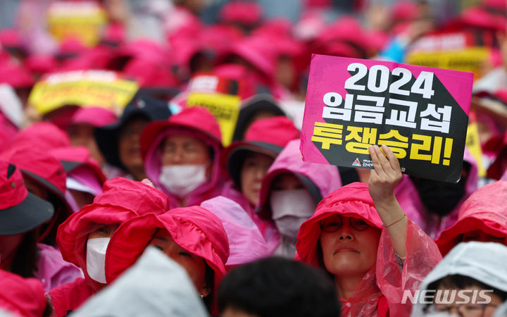 [서울=뉴시스] 전신 기자 = 22일 서울 세종대로에서 열린 '전국 노동자 대회'에서 전국학교비정규직노동조합 등 민주노총 조합원들이 최저임금 인상을 촉구하고 있다. 2024.06.22. photo1006@newsis.com