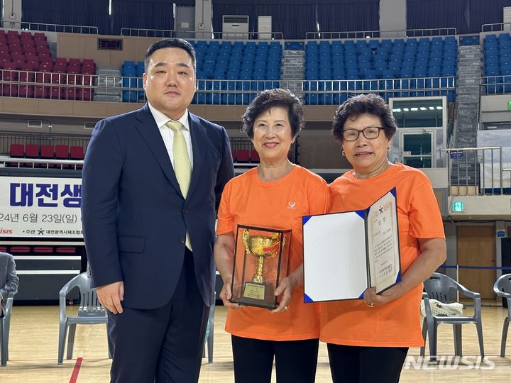 [대전=뉴시스] 김도현 기자 = 23일 오후 대전 중구 충무체육관에서 열린 제11회 대전생활체조 경연대회에서 '성남클럽'이 노년부단체 1위를 차지해 상장과 트로피를 받은 뒤 기념촬영을 하고 있다. 2024.06.23. kdh1917@newsis.com