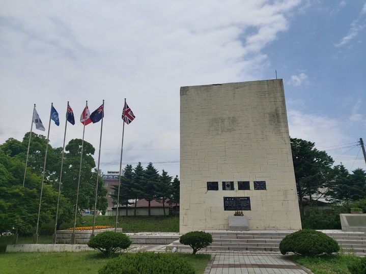 [서울=뉴시스] 경기 가평의 영연방 전투 기념비. 태극기 유엔기와 함께 영국 호주 뉴질랜드 캐나다 영연방 4개국 국기가 나란히 걸려 있다. 2024.06.25. *재판매 및 DB 금지