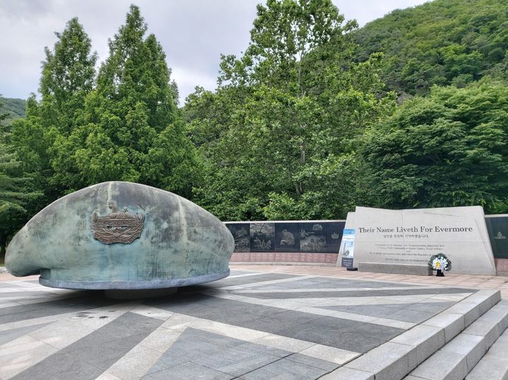 [서울=뉴시스] 경기 파주 설마리 전투 추모공원에 '당신을 영원히 기억하겠습니다'라는 영국군 참전 용사에게 바치는 문구가 쓰여 있다. 왼쪽 베레모는 설마리 전투에 참가한 글로스터 대대가 1801년 이집트 알렉산드리아 전투에서 전공을 세운 것을 기념하는 것이다. 2024.06.25. *재판매 및 DB 금지