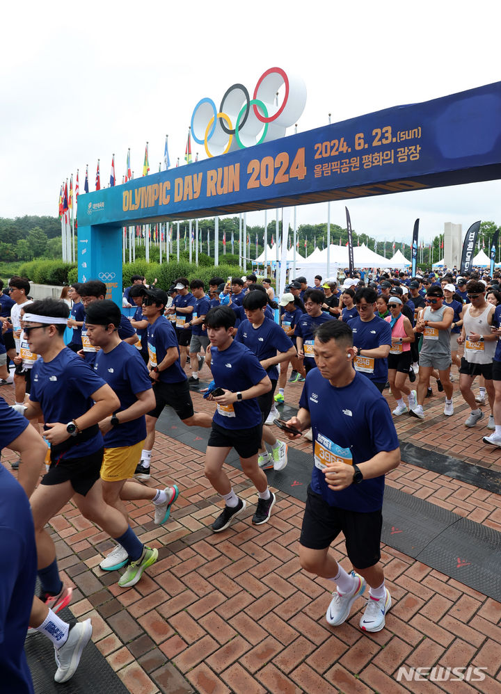 [서울=뉴시스] 이영환 기자 = 23일 오전 서울 송파구 올림픽공원에서 열린 올림픽데이런 2024에서 참석자들이 힘찬 출발을 하고 있다. 2024.06.23. 20hwan@newsis.com