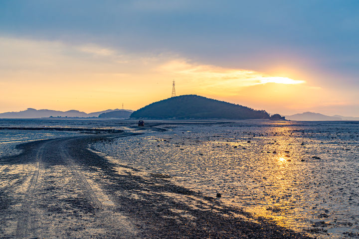 충남 서산 중리어촌체험마을에서 보는 웅도바다갈라짐.김정흠 촬영. (사진=한국관광공사 제공) photo@newsis.com *재판매 및 DB 금지