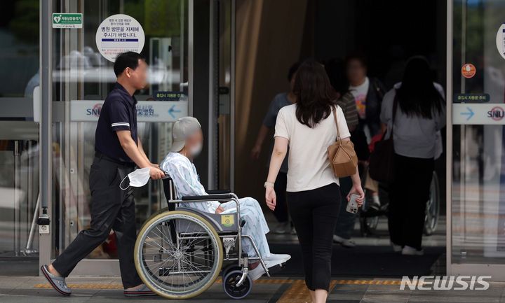 [서울=뉴시스] 김선웅 기자 = 24일 서울 종로구 서울대병원에서 환자·보호자들이 오가고 있다. 지난 17일부터 무기한 휴진을 이어온 서울대 의대·병원 교수들은 지난 21일 투표를 통해 휴진을 중단하기로 결정하고 오늘부터 복귀해 정상 진료를 시작했다. 2024.06.24. mangusta@newsis.com