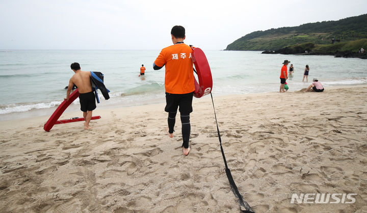 [제주=뉴시스] 우장호 기자 = 무더운 날씨를 보이는 24일 오전 제주시 조천읍 함덕해수욕장에서 수상안전요원이 바다로 향하고 있다. 제주도는 금능과 협재, 곽지, 함덕, 이호테우 등 5개 해수욕장이 이날 개장하고, 삼양과 김녕, 중문색달 등 나머지 7개 해수욕장은 7월1일 일제히 문을 연다. 2024.06.24. woo1223@newsis.com