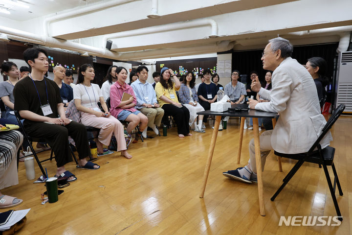 [서울=뉴시스] 박진희 기자 = 유인촌 문화체육관광부 장관이 24일 서울 종로구 대학로 국립극단 청년교육단원 연습실을 방문하여 교육생들과 대화를 나누고 있다. 2024.06.24. pak7130@newsis.com