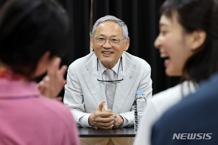 [서울=뉴시스] 박진희 기자 = 유인촌 문화체육관광부 장관이 24일 서울 종로구 대학로 국립극단 청년교육단원 연습실을 방문하여 교육생들과 대화를 나누고 있다. 2024.06.24. pak7130@newsis.com