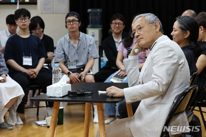 [서울=뉴시스] 박진희 기자 = 유인촌 문화체육관광부 장관이 24일 서울 종로구 대학로 국립극단 청년교육단원 연습실을 방문하여 교육생들과 대화를 나누고 있다. 2024.06.24. pak7130@newsis.com