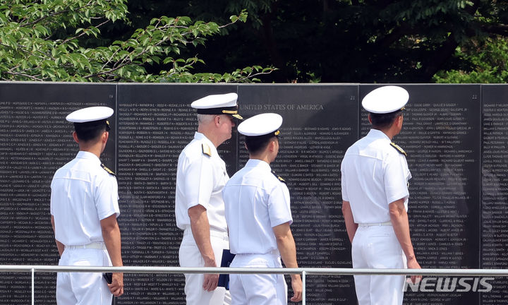 [부산=뉴시스] 하경민 기자 = 6·25전쟁 발발 74주년을 하루 앞둔 24일 부산 남구 유엔기념공원을 방문한 대한민국 해군 최성혁 해군작전사령관(중장)과 미국 해군 제9항모강습단장(준장)을 비롯한 한미 해군 장병들이 유엔군 전몰장병 추모명비를 둘러보고 있다. 2024.06.24. yulnetphoto@newsis.com