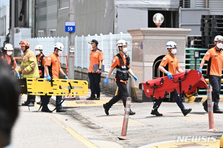 [화성=뉴시스] 김종택 기자 = 24일 경기도 화성시 서신면 소재 일차전지 제조 업체에서 화재가 발생해 119 구급대원들이 인명구조 준비를 하고 있다. 2024.06.24. jtk@newsis.com