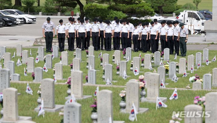 [서울=뉴시스] 김선웅 기자 = 6.25 전쟁 74주년을 하루 앞둔 24일 서울 동작구 국립서울현충원에서 세종대학교 학군단 후보생들이 6.25 전쟁 참전용사들을 추모하고 있다. 2024.06.24. mangusta@newsis.com