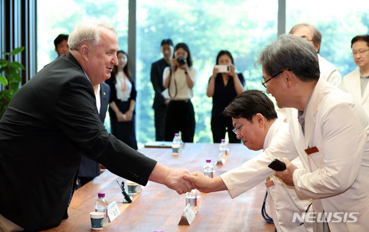 [서울=뉴시스] 이영환 기자 = 인요한 국민의힘 의료개혁특위 위원장이 25일 오전 서울 종로구 강북삼성병원에서 열린 간담회에 참석해 진성민 진료부원장과 인사를 나누고 있다. 2024.06.25. 20hwan@newsis.com