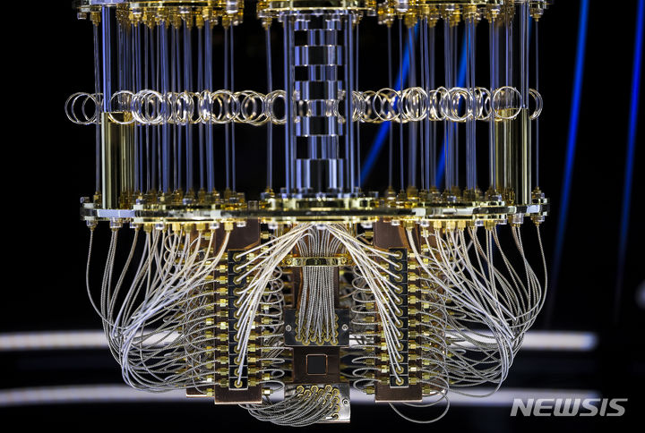 [고양=뉴시스] 정병혁 기자 = 25일 경기 고양시 킨텍스에서 열린 2024 퀀텀코리아에서 IBM의 양자컴퓨터 '퀀텀'이 전시되어 있다. 2024.06.25. jhope@newsis.com