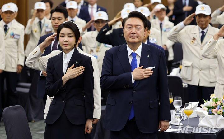 [대구=뉴시스] 최진석 기자 = 윤석열 대통령과 부인 김건희 여사가 25일 대구 북구 엑스코에서 열린 6·25참전영웅 초청 위로연에서 국기에 대한 경례를 하고 있다. 2024.06.25. myjs@newsis.com