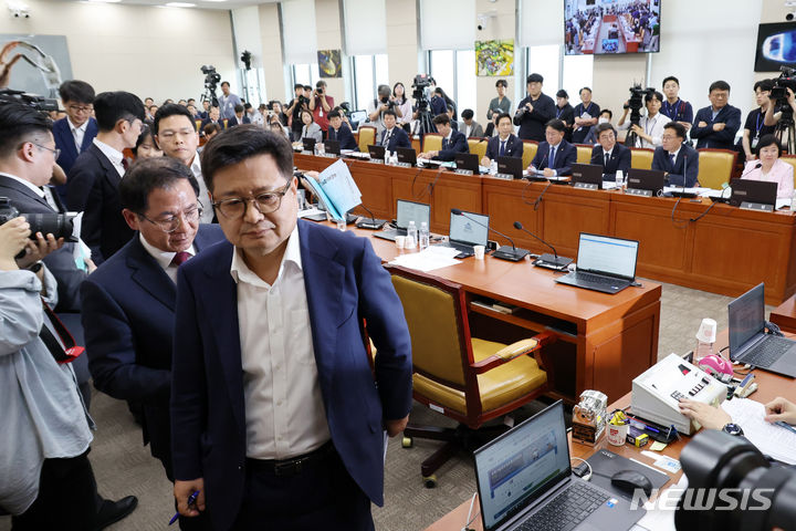 [서울=뉴시스] 조성우 기자 = 김장겸 국민의힘 국회 과학기술정보방송통신위원회 위원이 25일 오후 서울 여의도 국회에서 열린 과학기술정보방송통신위원회 전체회의에서 최민희 위원장의 회의 진행에 항의하며 퇴장하고 있다. 2024.06.25. xconfind@newsis.com