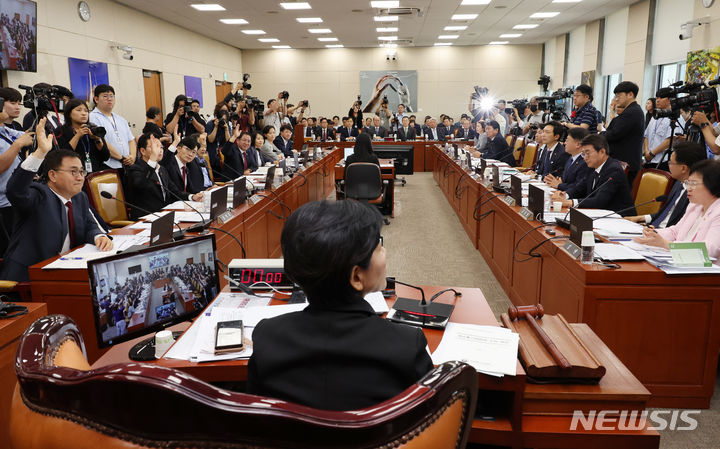 [서울=뉴시스] 조성우 기자 = 최민희 국회 과방위원장이 25일 오후 서울 여의도 국회에서 열린 과학기술정보방송통신위원회 전체회의에서 내달 2일 예정 회의에 증인 출석 요구의 건과 관련 국민의힘 의원들이 반대 의견에 거수 표명하는 모습을 지켜보고 있다.  2024.06.25. xconfind@newsis.com