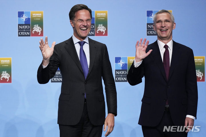 [브뤼셀=AP/뉴시스]마르크 뤼터(왼쪽) 네덜란드 총리가 지난해 7월11일(현지시각) 리투아니아 수도 빌뉴스에서 열린 북대서양조약기구(NATO·나토) 정상회의에서 옌스 스톨텐베르그 나토 사무총장과 인사하고 있다. 2024.06.28.