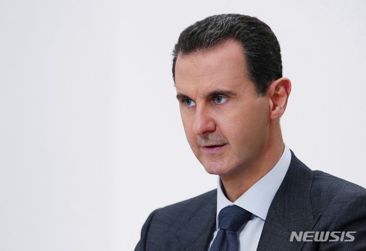 [다마스쿠스(시리아)=AP/뉴시스]바샤르 아사드 시리아 대통령이 2019년 11월9일 시리아 다마스쿠스에서 연설하고 있다. 프랑스가 시리아 내전 당시 전쟁범죄에 공모한 혐의로 바샤르 아사드 시리아 대통령에 대해 발부한 국제 체포영장은 여전히 유효하며 현행대로 유지된다고 파리 항소법원이 26일 판결했다. 2024.06.26.