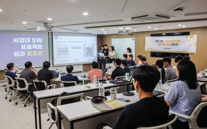 서경대학교 SW학과 학생들이 헥토그룹에서 프로젝트 발표회를 한 후 멘토, 심사 위원과 함께 기념 촬영을 하고 있다. (사진=헥토 제공) *재판매 및 DB 금지