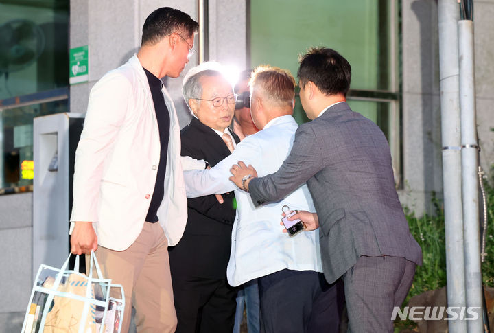 [부산=뉴시스] 하경민 기자 = 여직원 강제추행죄로 징역 3년형을 선고받았던 오거돈 전 부산시장이 26일 오전 부산 사상구 부산구치소에서 만기 출소하고 있다. 2024.06.26. yulnetphoto@newsis.com