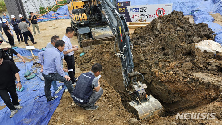 [광주=뉴시스] 광주시, 건설노조, 광주시의회, 북구의회, 시공사 관계자 등이 광주 민간공원특례사업부지 일곡공원 건축폐기물 불법 매립 의혹을 밝히기 위해 조사를 하고 있다. (사진=광주시청 제공). photo@newsis.com *재판매 및 DB 금지