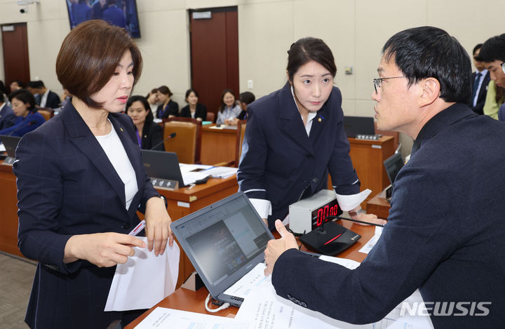 [서울=뉴시스] 권창회 기자 = 박주민 국회 보건복지위원회 위원장이 26일 오전 서울 여의도 국회에서 열린 보건복지위원회의 의료계 비상상황 관련 청문회에서 김미애 국민의힘 간사, 강선우 더불어민주당 간사와 대화를 나누고 있다. 2024.06.26. kch0523@newsis.com