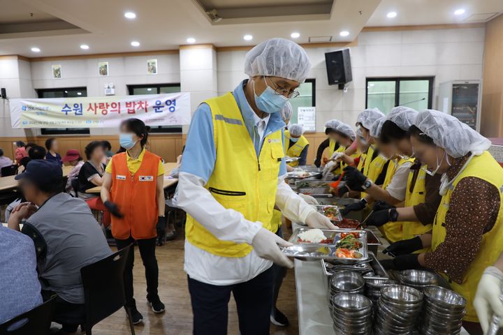 [수원=뉴시스] 최순호 수원FC 단장이 27일 수원시 고색동 성당에서 '사랑의 밥차' 배식봉사에 참여하고 있다. (사진=수원시자원봉사센터 제공) 2024.06.27. photo@newsis.com *재판매 및 DB 금지