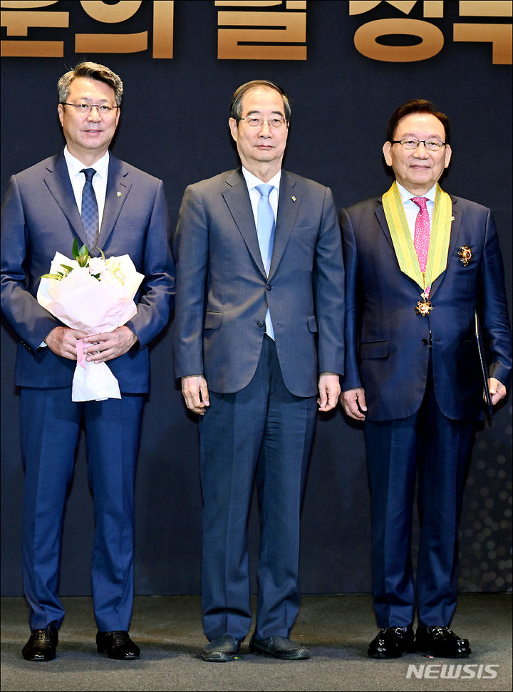 [서울=뉴시스] 오른쪽부터 롯데관광개발 김기병 대표이사 회장, 한덕수 국무총리. (사진=롯데관광개발 제공)