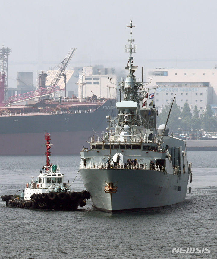 [서울=뉴시스] 캐나다 해군 호위함 'HMCS 몬트리올'함이 31일 대만해협을 통과했다. 사진은 몬트리올함이 지난 6월 27일 오전 인천 중구 인천항내항으로 입항하는 모습. 2024.08.01