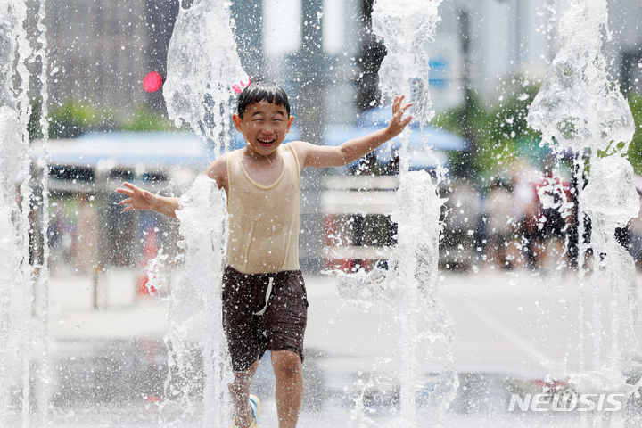 [서울=뉴시스] 김명년 기자 = 다음주(7월1일~7일)부터는 전국에 매우 강하고 많은 비가 오겠다. 사진은 더운 날씨가 이어진 지난 27일 오후 서울 종로구 광화문 광장 분수대에서 한 어린이가 물놀이를 하며 즐거운 시간을 보내고 있는 모습. 2024.06.29. kmn@newsis.com