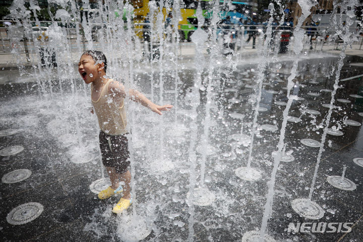 [서울=뉴시스] 김명년 기자 = 더운 날씨가 이어진 27일 오후 서울 종로구 광화문 광장 분수대에서 한 어린이가 물놀이를 하며 즐거운 시간을 보내고 있다. 2024.06.27. kmn@newsis.com