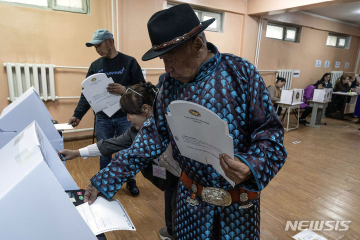 [울란바토르=AP/뉴시스] 28일(현지시각) 몽골 울란바토르 외곽 게르촌의 투표소에서 한 주민이 투표하고 있다. 몽골 국민은 이날 126명의 국회의원을 선출하는 투표를 시작했다. 2024.06.28.