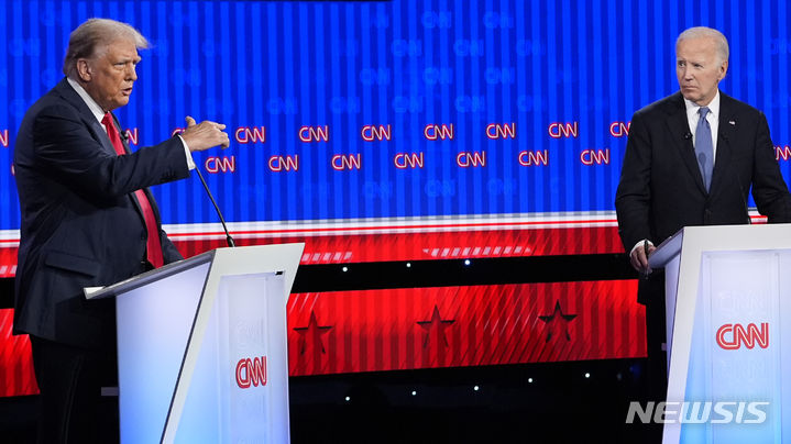 [애틀랜타=AP/뉴시스] 조 바이든(오른쪽) 미국 대통령과 공화당 대선 후보인 도널드 트럼프 전 대통령이 27일(현지시각) 조지아주 애틀랜타에 있는 CNN 스튜디오에서 일 대 일 TV 토론을 하고 있다. 2024.06.28.