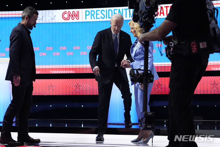 [애틀랜타=AP/뉴시스] 조 바이든 미국 대통령이 27일(현지시각) 조지아주 애틀랜타에 있는 CNN 스튜디오에서 미국 공화당 대선 후보 도널드 트럼프 전 대통령과 일 대 일 TV 토론을 한 뒤 토론회장을 나서고 있다. 2024.06.28.