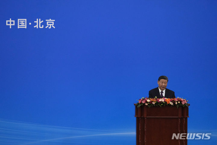 [베이징=AP/뉴시스]시진핑 중국 국가주석이 28일 베이징 인민대회당에서 열린 '평화공존 5원칙 제시 70주년 기념대회'에서 연설하고 있다. 2024.6.28