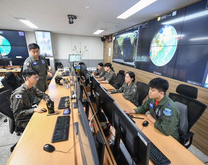 [서울=뉴시스] 우주작전전대 대원들이 우주작전센터에서 임무를 수행하고 있다. (사진=공군 제공) 2024.06.28. photo@newsis.com *재판매 및 DB 금지